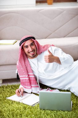 Arap adam evde çalışıyor.