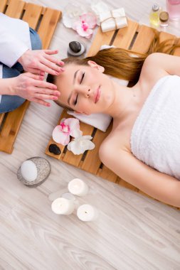 Salondaki spa prosedürü sırasında genç bir kadın.