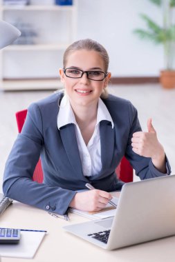 Ofisteki masasında çalışan iş kadını.