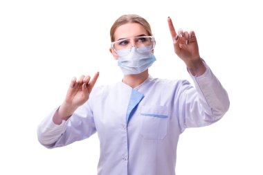 Genç kadın doktor beyaz arka planda izole edilmiş.
