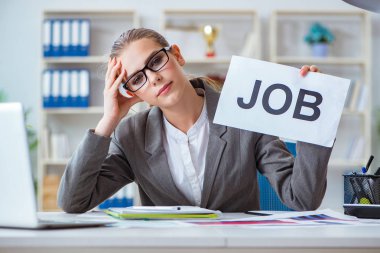 İş kadını ofiste mesajla oturuyor.