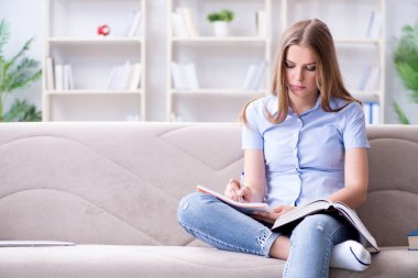 Üniversite sınavlarına hazırlanan genç bir kız öğrenci.