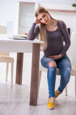 Hamile kadın evde çocuk doğurmaya hazırlanıyor.