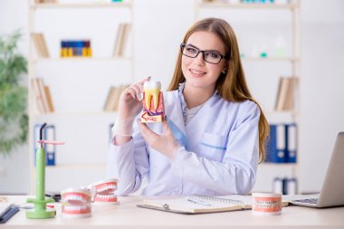 Diş hekimliği öğrencisi sınıfta pratik yapıyor.