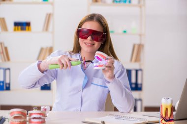 Diş hekimliği öğrencisi sınıfta pratik yapıyor.