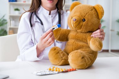Çocuk oyuncak sağlığını kontrol ediyor