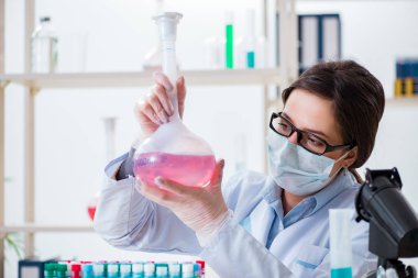 Hastane laboratuarında çalışan kadın kimyager.