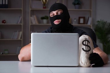 Hacker bilgisayar korsanlığı gece geç saatlerde