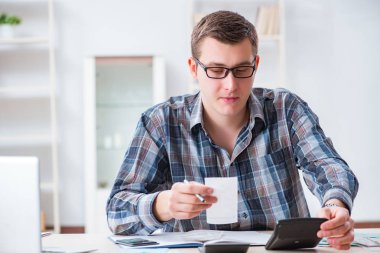 Genç adam evinde ve vergi borçlarında hayal kırıklığına uğradı.