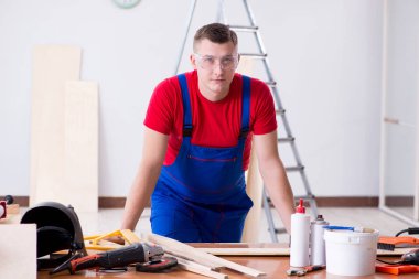 Müteahhit atölyede çalışıyor.