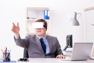 Sanal gerçeklik gözlüklü bir iş adamı ofisinde.