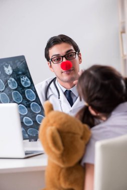 Düzenli kontrolde küçük kızı olan komik bir çocuk doktoru.