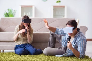 Sanal gerçeklik gözlükleriyle karaoke yapan çiftler