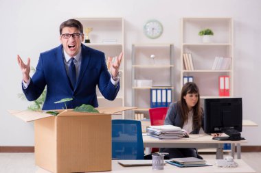 İşinden kovulan kişi.