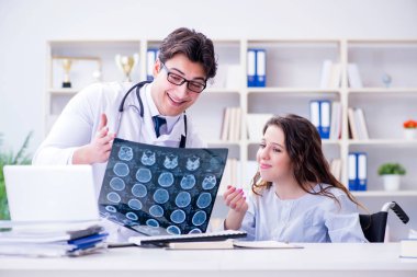 Doktor hastanın röntgen sonuçlarına açıklama yapıyor.