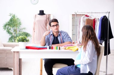 Hamile kadın yeni kıyafet için terziye gidiyor.