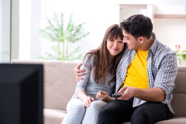 Evde çift televizyon seyredin.