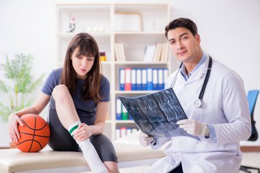 Bayan basketbolcu yaralandıktan sonra doktoru ziyaret ediyor.
