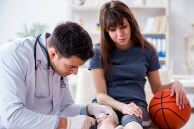 Bayan basketbolcu yaralandıktan sonra doktoru ziyaret ediyor.
