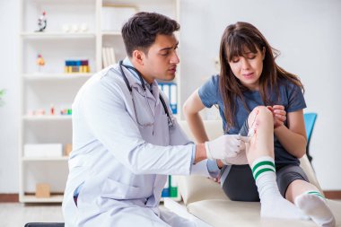 Spor sakatlığı geçiren hasta doktoru ziyaret ediyor.