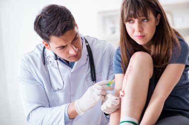 Spor sakatlığı geçiren hasta doktoru ziyaret ediyor.