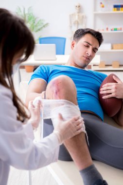 Amerikalı futbolcu, yaralı bir doktor.