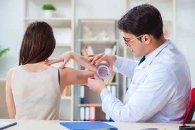 Doktor hastaların eklem esnekliğini gonimetreyle kontrol ediyor.