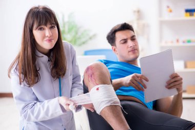 Spor sakatlığı geçiren hasta doktoru ziyaret ediyor.