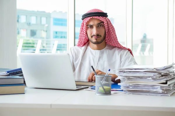 Arabisk Affärsman Som Arbetar Kontoret — Stockfoto