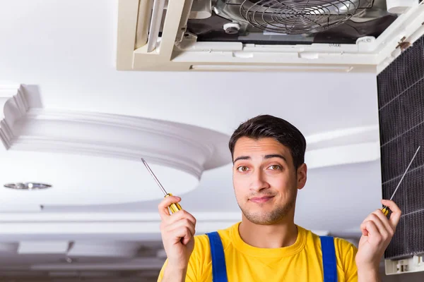 修理天花板空调设备的修理工 — 图库照片