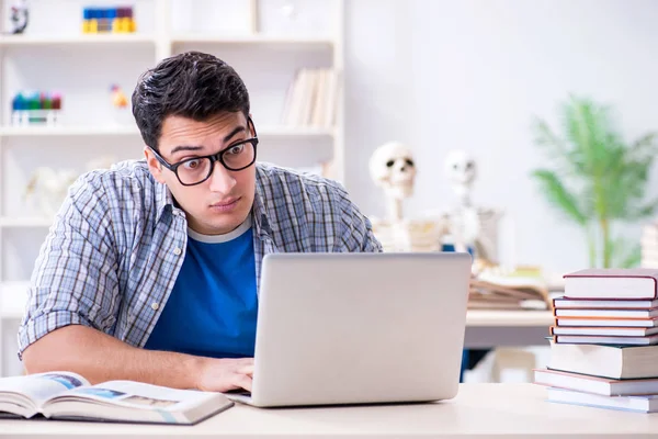 Estudiante de medicina preparándose para exámenes — Foto de Stock