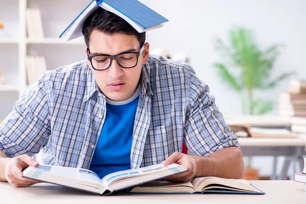 Estudante de medicina se preparando para exames — Fotografia de Stock