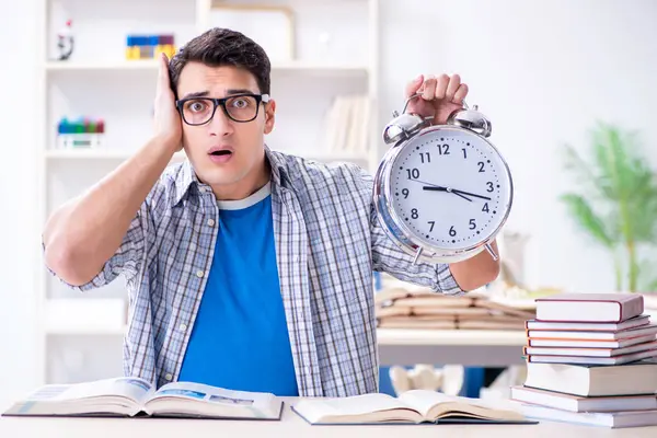 Estudiante de medicina preparándose para exámenes — Foto de Stock