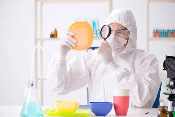 Chemik sprawdzający i testujący naczynia z tworzyw sztucznych — Zdjęcie stockowe