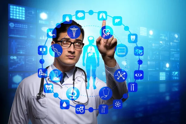 Conceito de telemedicina com médico pressionando botões virtuais — Fotografia de Stock