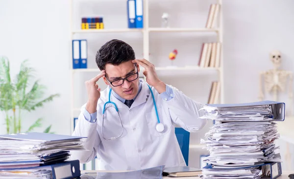 Hastanede çok işi olan meşgul bir doktor. — Stok fotoğraf