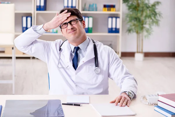 Jeune médecin assis dans le bureau — Photo