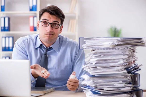 Ofiste çalışan son derece meşgul bir iş adamı.