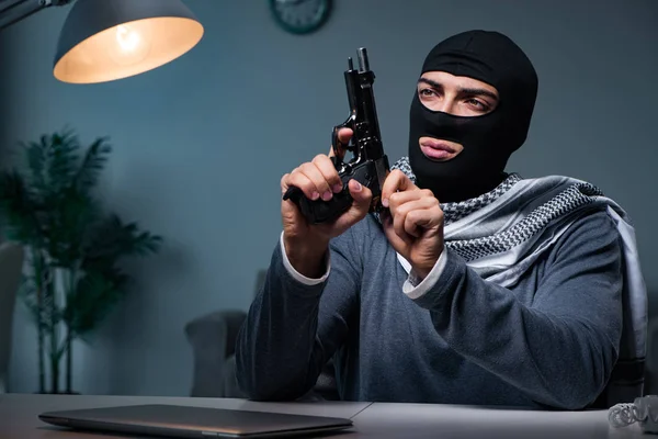 Terroristische inbreker met pistool vraagt losgeld — Stockfoto