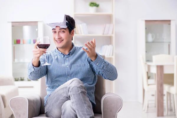 Junger Mann trinkt zu Hause Wein — Stockfoto