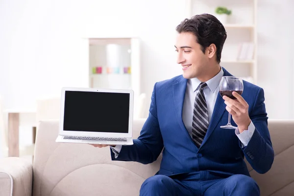 Empresário bebendo vinho sentado em casa — Fotografia de Stock