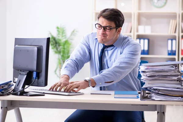 Hombre de negocios cansado con demasiado papeleo —  Fotos de Stock