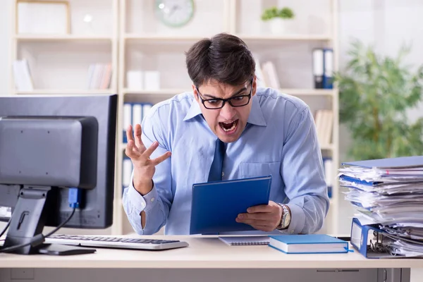 Müder Geschäftsmann mit zu viel Papierkram — Stockfoto