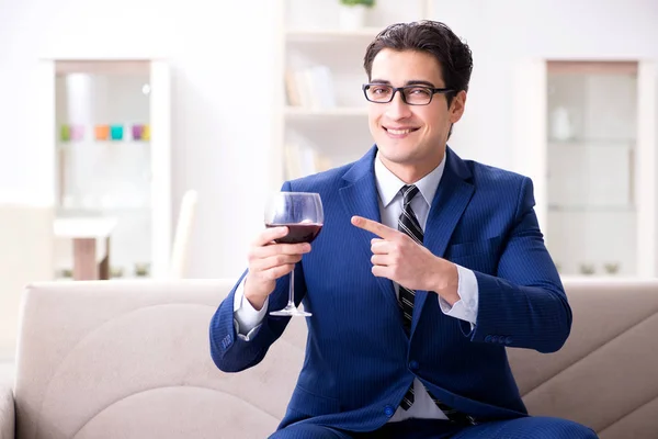 Zakenman die thuis wijn drinkt — Stockfoto