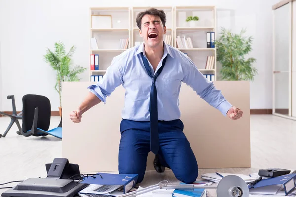 Uomo d'affari arrabbiato frustrato con troppo lavoro — Foto Stock