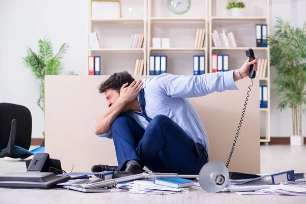 Uomo d'affari frustrato a molte telefonate — Foto Stock