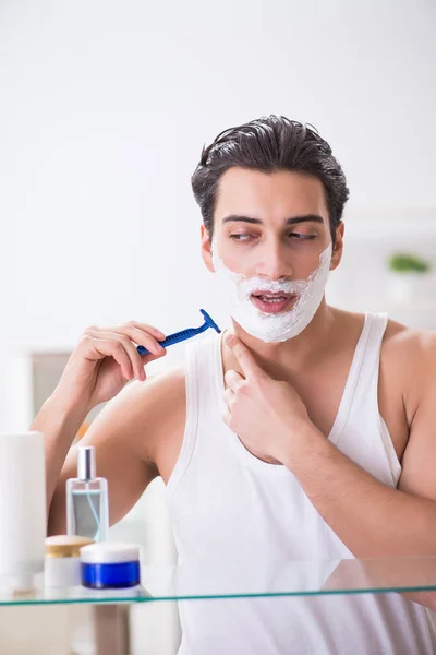 Giovane uomo bello rasatura la mattina presto a casa — Foto Stock