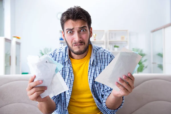 Homme en colère contre les factures qu'il doit payer — Photo