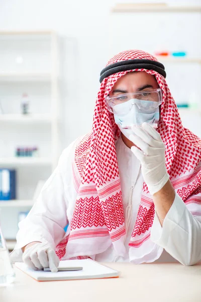 Arab orvos vegyész tanul új vírus a laborban — Stock Fotó