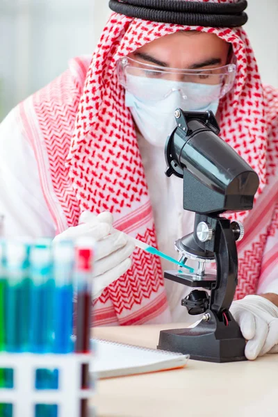 Arabische Chemikerin arbeitet im Laborbüro — Stockfoto